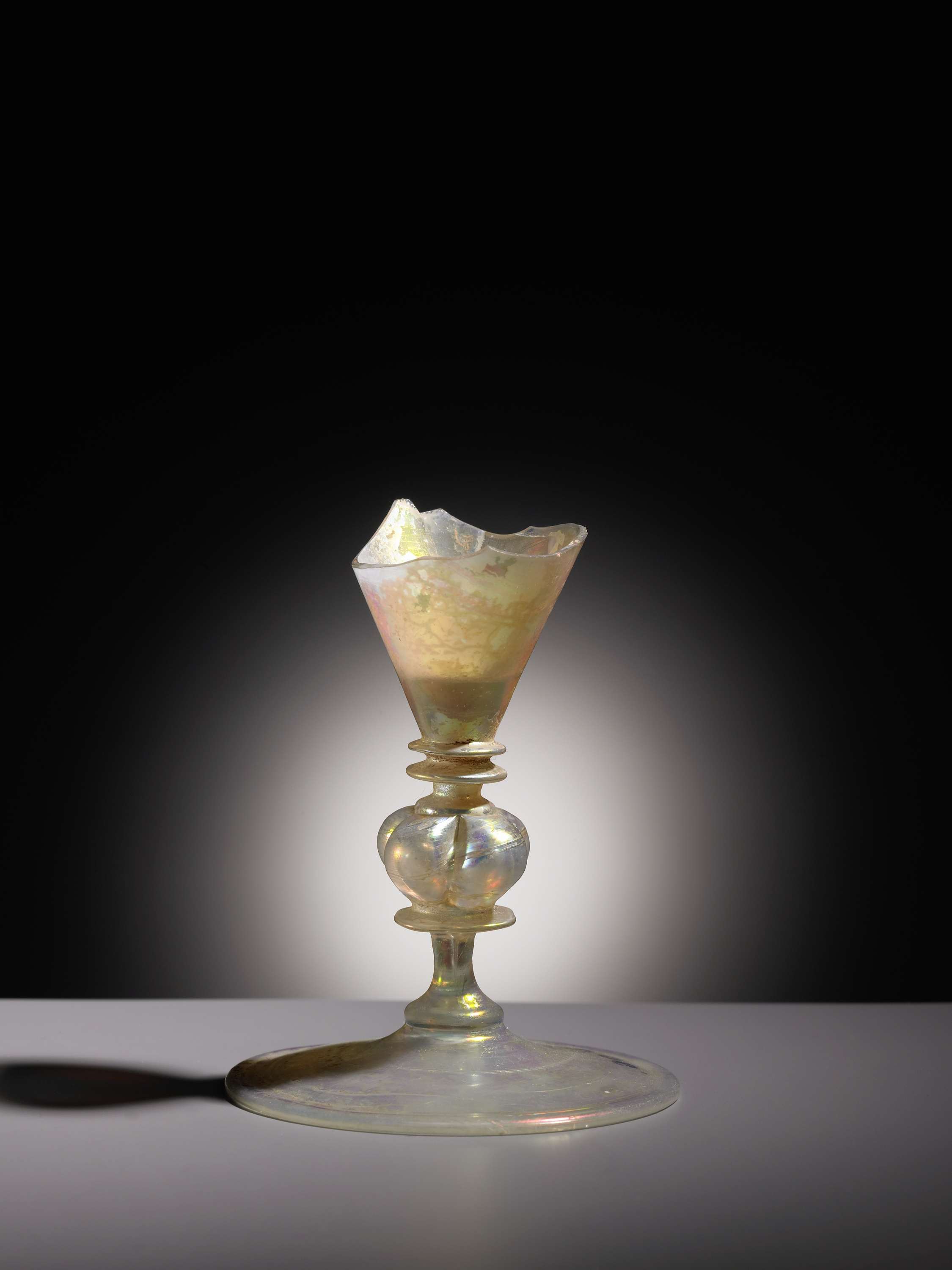 Voet, stam en deel van de kelk van een kelkglas  Vervaardiger: anoniem   Techniek Façon de Venise    Bodemvondst.   Identificatie BK-KOG-1709   Soort object: fragment kelkglas   Collectie Rijksmuseum Amsterdam 