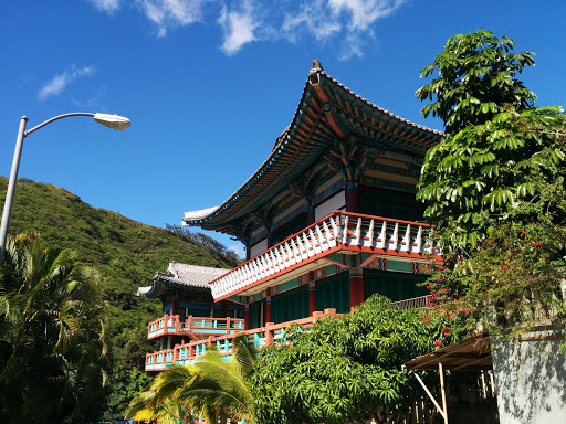 Mu-Ryang-Sa Broken Ridge Buddhist Temple Portal in Palolo Hawaii United ...