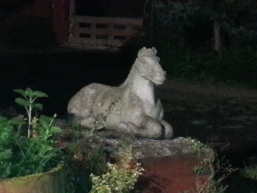 Sitzendes Pferd Statue