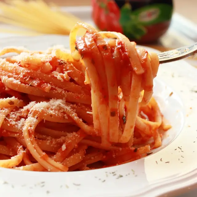 Linguine in Tomato and Speck Sauce Recipe | Yummly