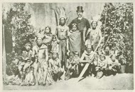 Groepsportret van Surinaamse Arowakken en Caraïben, en een Europese man, op de Koloniale Tentoonstelling, Amsterdam 1883