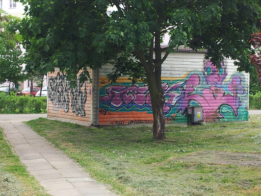 osiedlowe grafiti ze sklepem