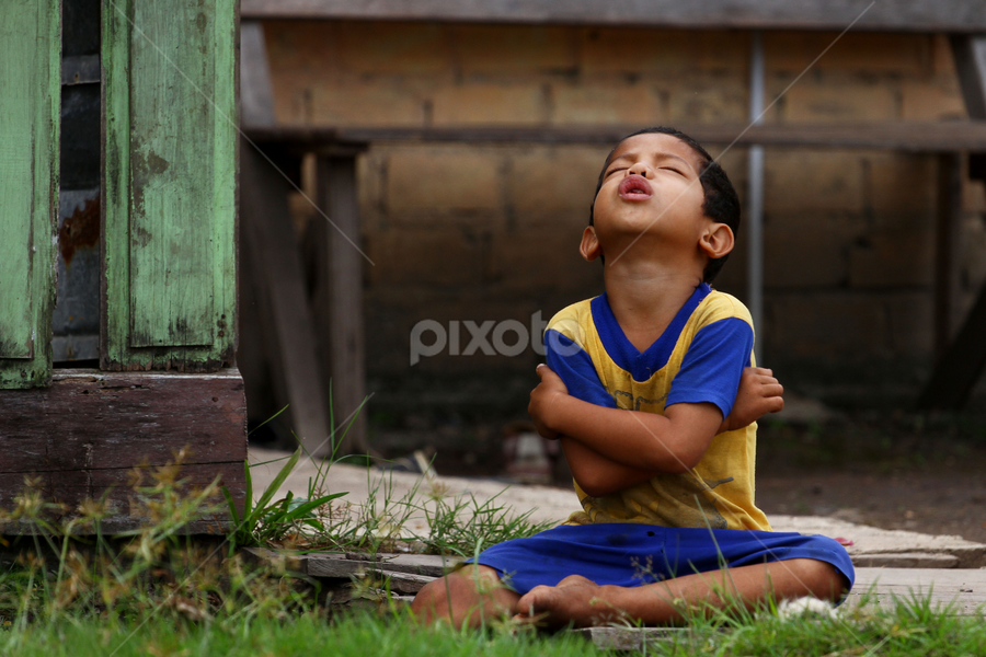 Mendongak menaap langit by Pandu Hari Santoso - Babies & Children Children Candids