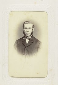 Studioportret van een man met met grote bakkebaarden en een vlinderdas