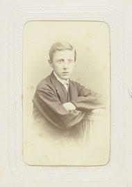 Studioportret van een jongen met zijn armen over elkaar