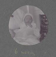 Portret van zes weken oude baby Klaas Kleiterp in Malang