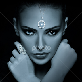 potret of women by Urfan Sahloul - Black & White Portraits & People