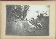 Mensen langs de oever van een rivier, Frans-Indochina