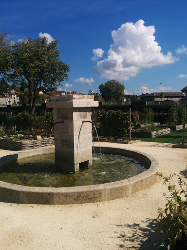 Fontaine Du Jardin Medieval