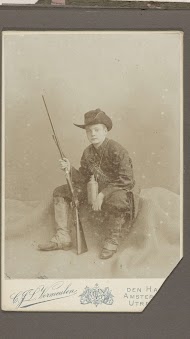 Portret van vermoedelijk Bram Vermeulen verkleed als cowboy