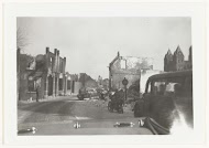 Wehrmacht soldaten in gebombardeerde stad