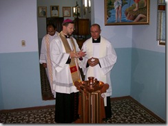 Dom Luís Pepeu mostra o Batistério ao Pe. Jorge Adjan