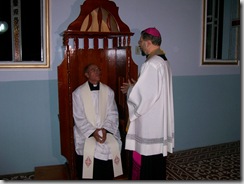 Dom Luís apresenta o Confessionário ao Pe. Jorge