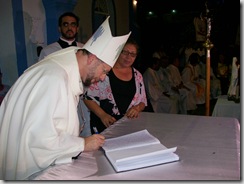 Dom Luís assina a Ata de Instalação da Paróquia Nsa. Sra. Lourdes - Solidão - PE
