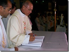 Pe. Jorge Adjan assina a Ata da Instalação da Paróquia Nsa. Sra. Lourdes