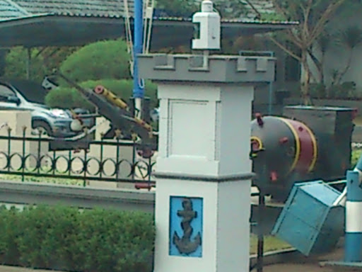 Left Machine Gun Statue Gugus Tempur Laut