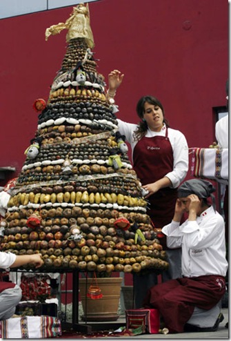 http://lh6.ggpht.com/fisherwy/R1bmSazeS1I/AAAAAAAALyo/IMYMkL3-R7s/Chilian+Potato+Christmas+Tree%5B2%5D
