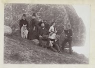 Groepsportret van mensen bij een rots