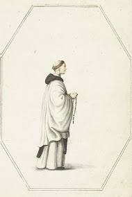 Staande broeder met een rozenkrans