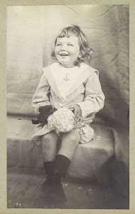 Portret van een kind in een matrozenpakje