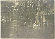 Bootjes voeren door de overstroomde straten van Banjir, Langkat Sumatra