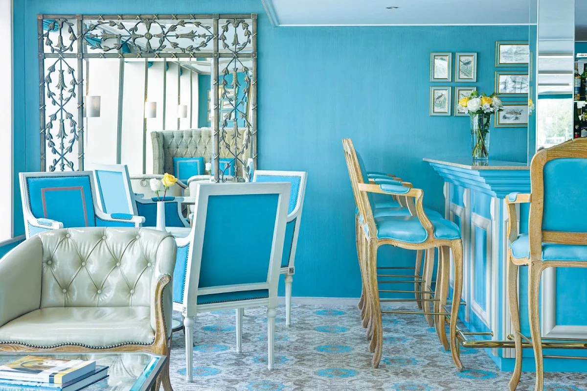 Uniworld-River-Countess-lounge - River Countess' elegant lounge is the ideal place for a casual drink while appreciating the spectacular panoramic views along Italy's Po River.