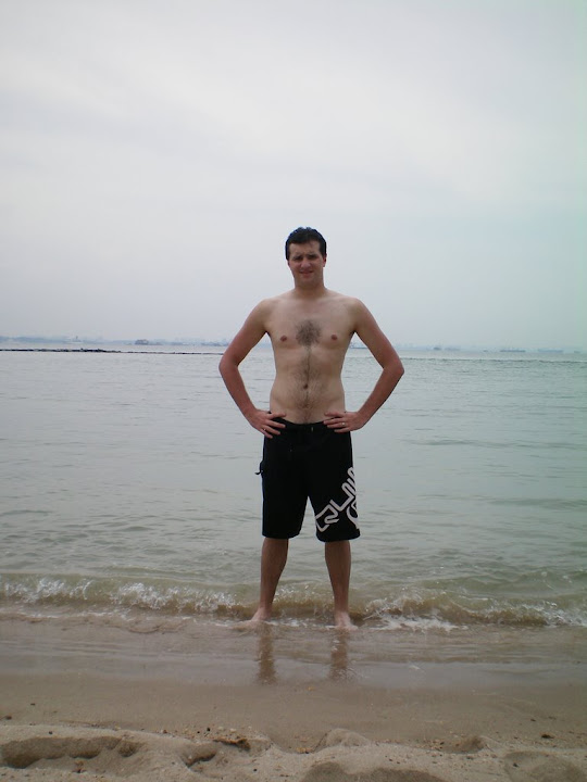 Guillaume sortant de l'eau de notre baie privative sur Kusu's Island