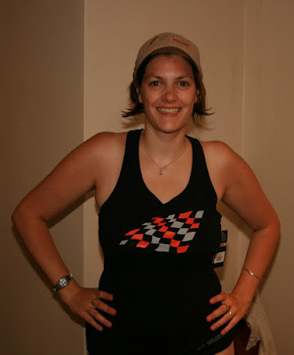 Julie avec la casquette officielle et le débardeur officiel du GP de F1