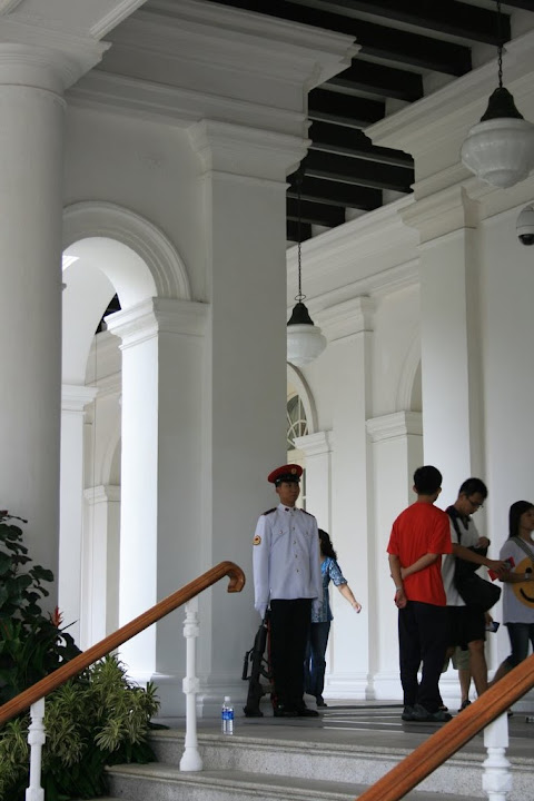 Garde à l'entrée de Istana
