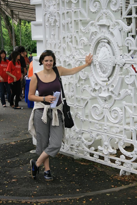 Julie à la porte centrale