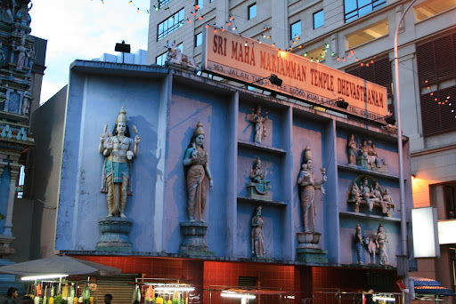 sculptures sur la Façade du temple Hindou 