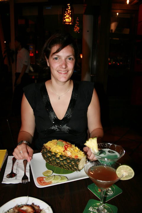 Julie et son repas servi dasn un ananas