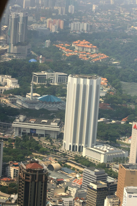 Vue sur les immeubles de la poste (POS) et du City Point