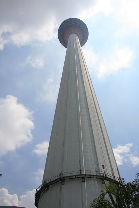 La KL Tower vue du bas