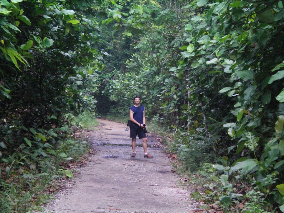 Guillaume sur le chemin en gravier