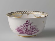 Kom met een putto op wolken