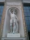 Statue mit Netz und Fischkorb