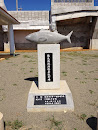 佐良浜漁港修築記念碑