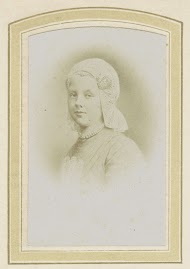 Fotoreproductie van een prent van koningin Wilhelmina met kanten muts en een halsketting