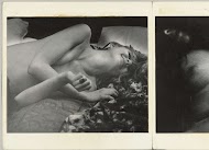 Het bovenlichaam van een naakte, op haar zij liggende, glimlachende vrouw