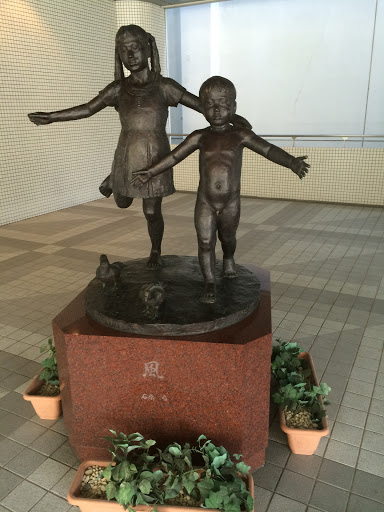 子供と鳥の像