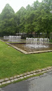 Brunnen im Schlosspark Links