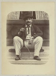 Portret van J.W. des Tombe met tennisracket