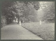 Twee dames Kessler op een tuinpad bij Landgoed De Paauw