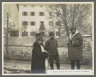 Dokter Cervelli (rechts) in gesprek met militairen, vermoedelijk Italianen