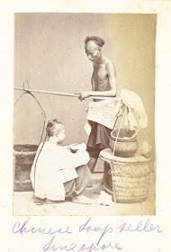 Chinese straatvekoper van soep die zijn verkoopwaar meedraagt in rietenmanden