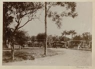 Wachtende tram bij halte Hotel des Indes in Batavia