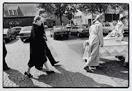 Vader en moeder bij de begrafenis van hun zeven dagen oude kind