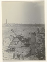 Bauxiet wordt geladen in wagons