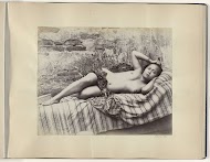 Portret van een jonge halfnaakte Indonesische vrouw liggend op een divan, mogelijk op Sumatra